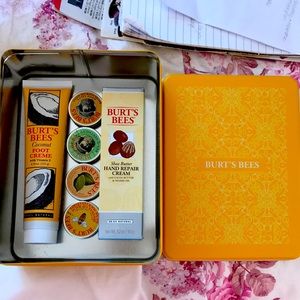 NWT Burt’s bees ultimate gift box !!!